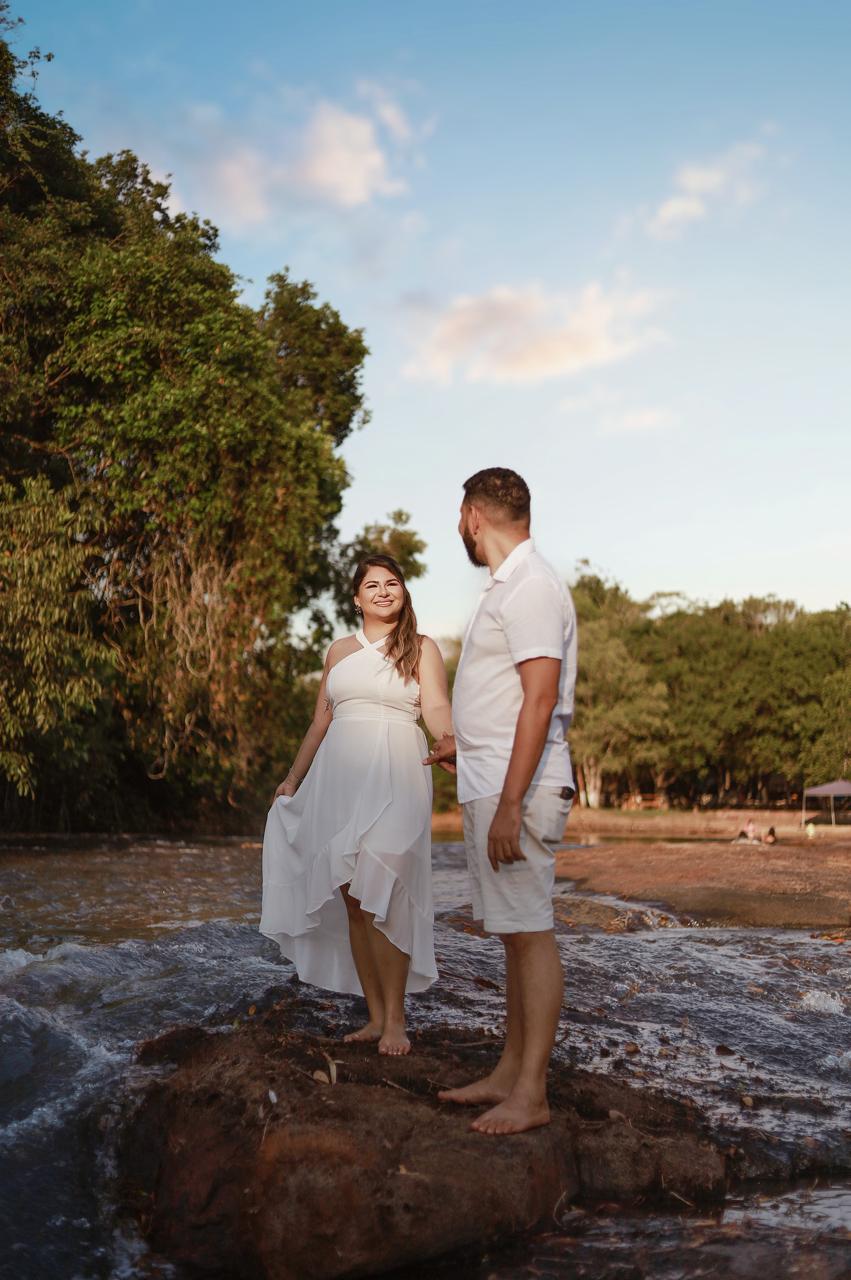 Casal em uma pedra no rio