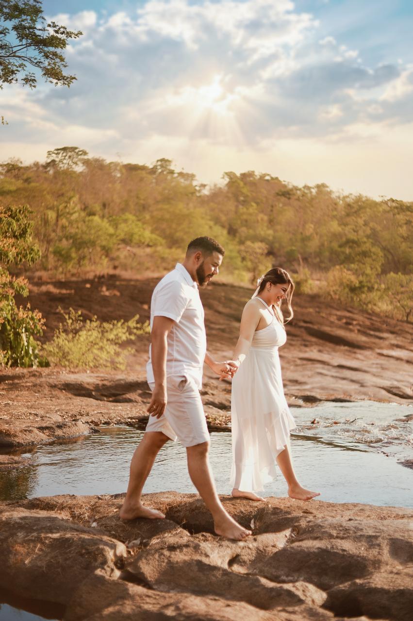 Thiago e Raiane caminhando de mãos dadas